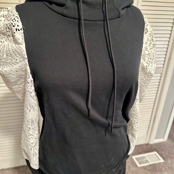 Alice and Olivia Sweatshirt Hoodie with lace sleeves - Picture 5 of 8